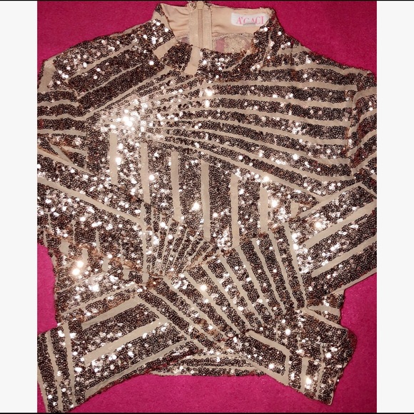 a'gaci Tops - Long sleeve gold sequin crop top